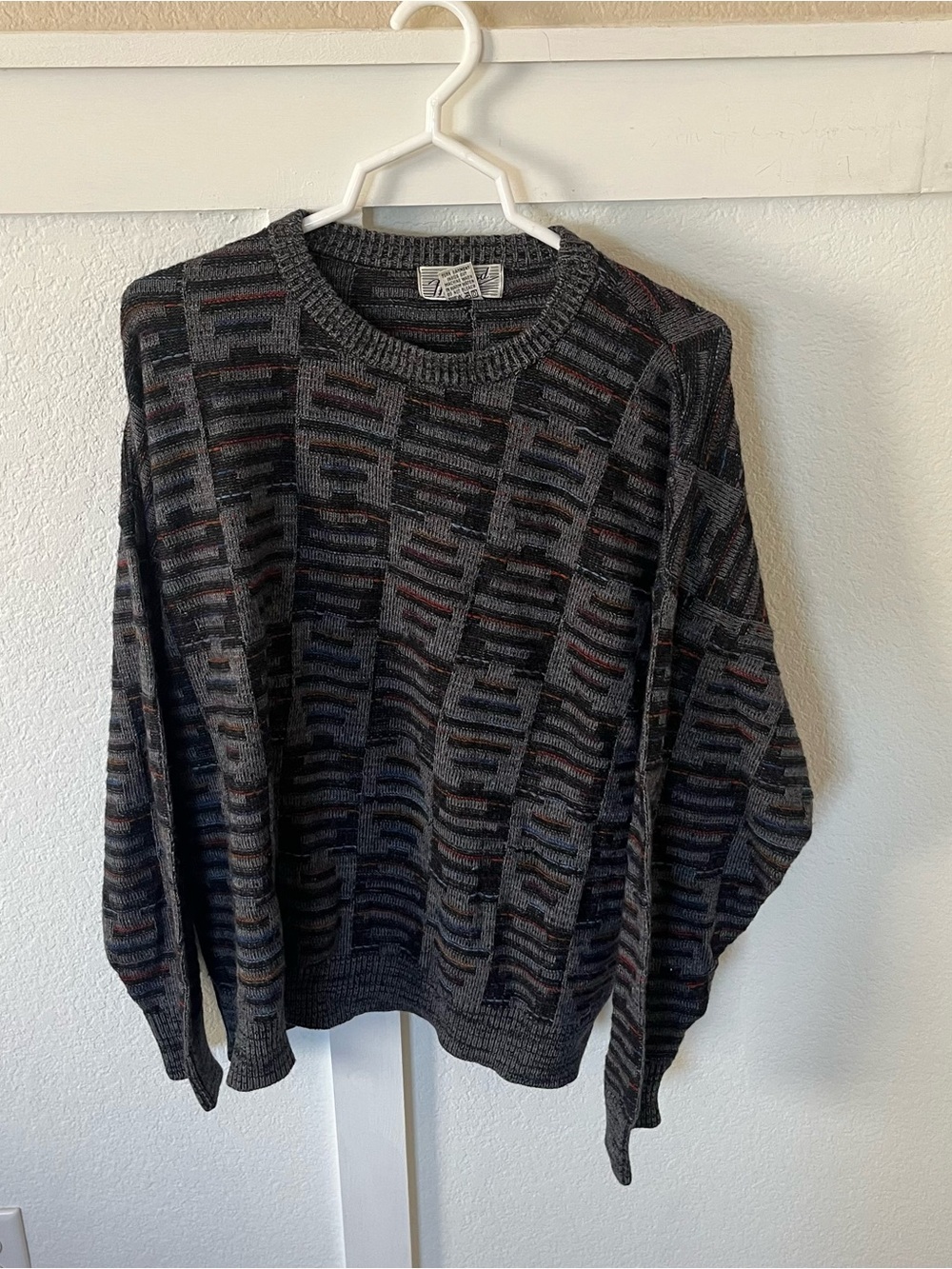 Vintage Method Men's XL Patterned Sweater.